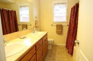 Building Photo - ONE LEVEL Beautiful 4 BR 2 Bath Home 2100 SF / Open and spacious home a MUST see!