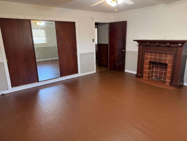 Building Photo - "Charming 2-Bed Home with Gleaming Hardwood Floors in Central Lubbock – 1274 Sq. Ft. of Cozy Livi...