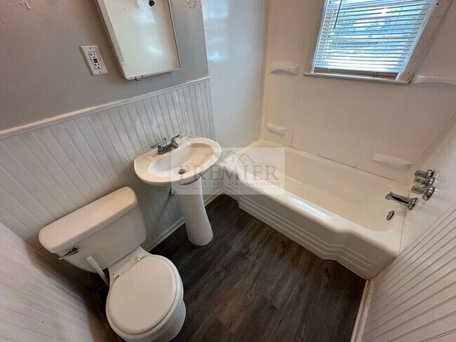 Building Photo - 1 bd/1 ba -1017 S Glenwood Dr #A, Independence, MO 64053 DUPLEX - Rent $825 - FRONT OF Duplex