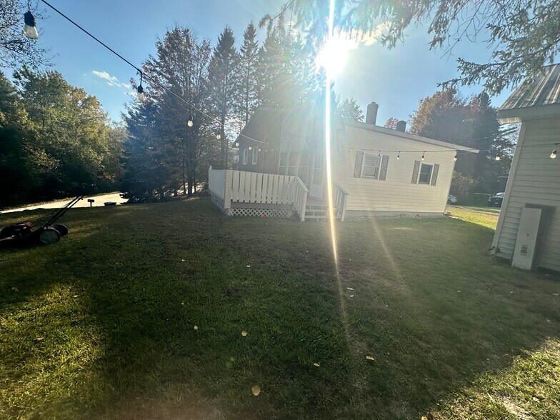 Backyard + deck - 142 Bunker Hill Cir