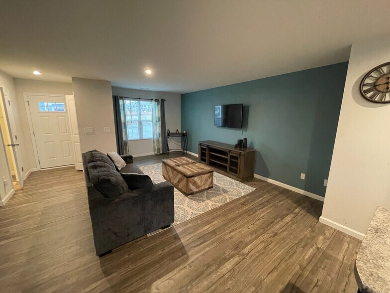 Building Photo - Room in Single Family Home on Bent Willow Dr