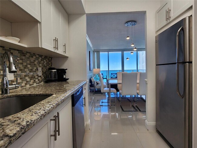 Building Photo - 3505 S Ocean Dr