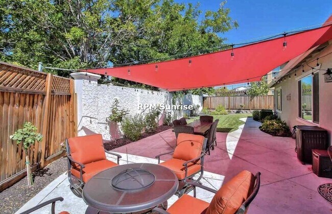 Building Photo - Spacious 3BR/2BA House Near Shopping & Dining