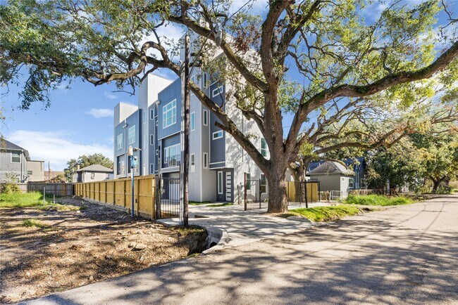 Building Photo - 2707 Dennis St