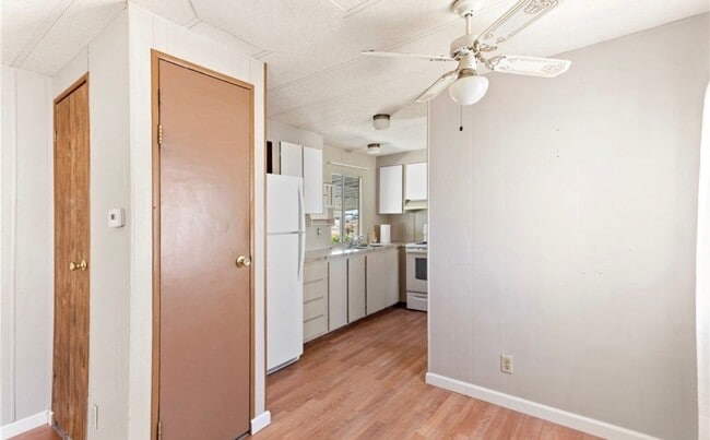 Building Photo - 2/2 Bedroom