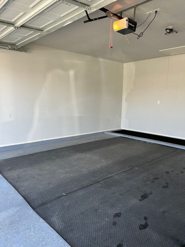 Building Photo - Beautiful Townhome