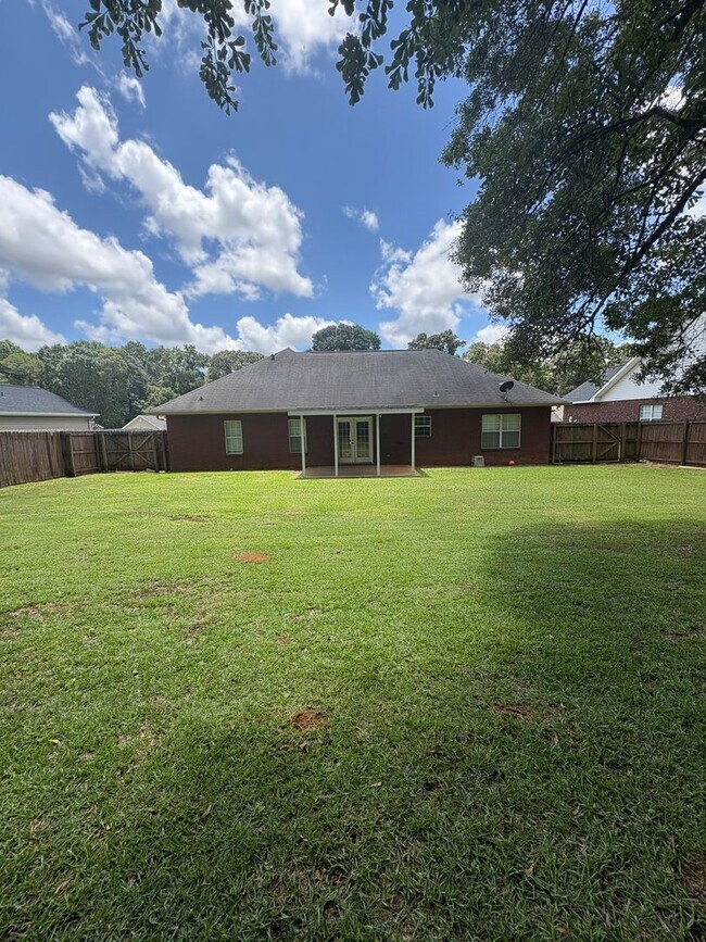 Building Photo - Hampton Place!