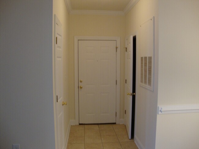 Building Photo - 2065 Silvercrest Dr