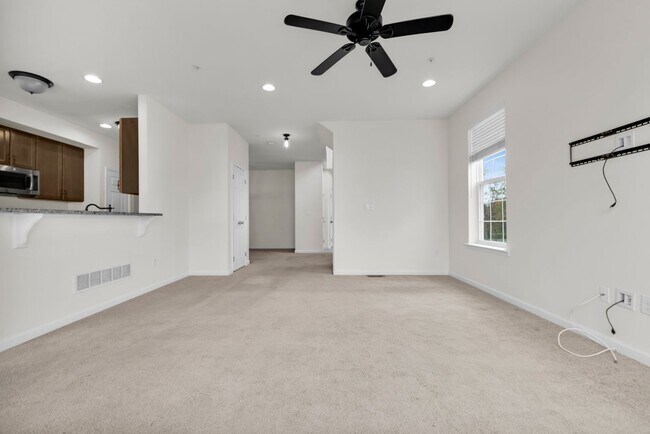 Building Photo - 3 bedroom Townhouse