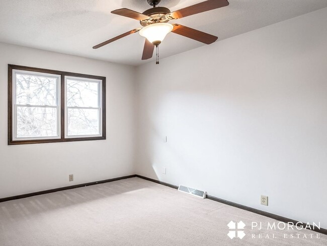 Building Photo - 3 Bed 3 Bath Duplex - Available now