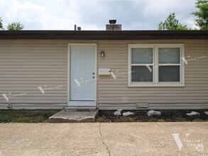 Building Photo - Recently Renovated 2-Bedroom, 1-Bathroom D...