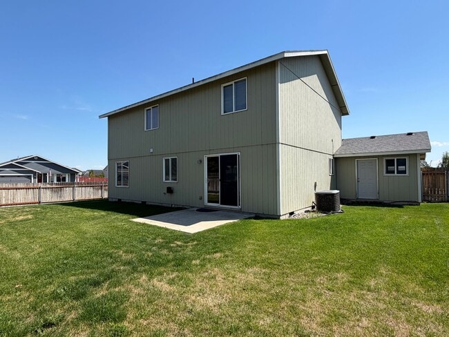 Building Photo - Spacious 4 Bedroom, 2.5 Bath w/3 Car Garage!