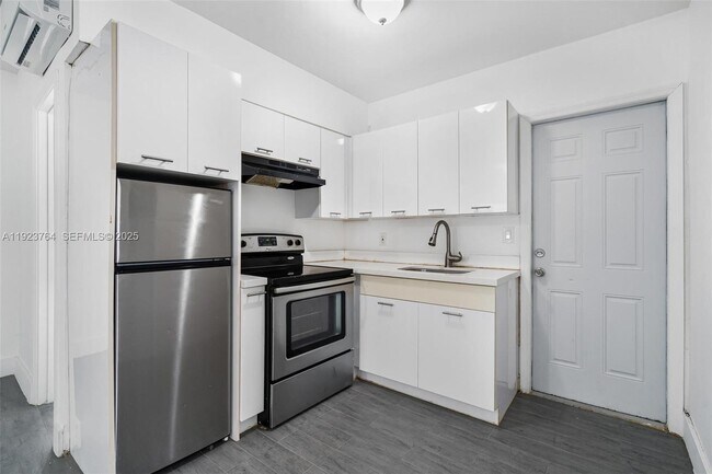 Building Photo - 730 NE 128th St