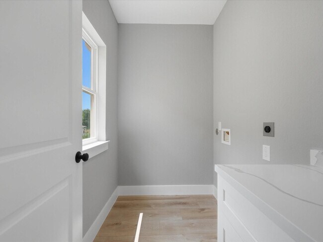 Building Photo - 2022 Wavell St