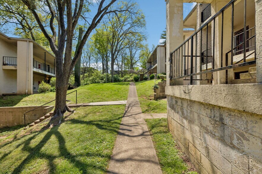 Building Photo - 550 Harding Plz