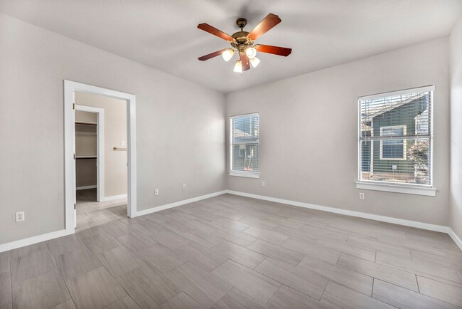 Building Photo - Gorgeous 3 bed 2 Bath detached condo in tr...