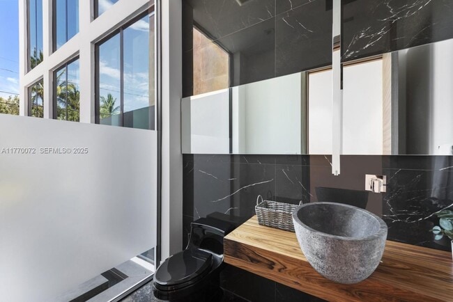 Building Photo - 1400 Bayview Dr