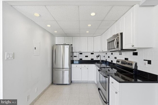 Building Photo - 1401 N Rhodes St