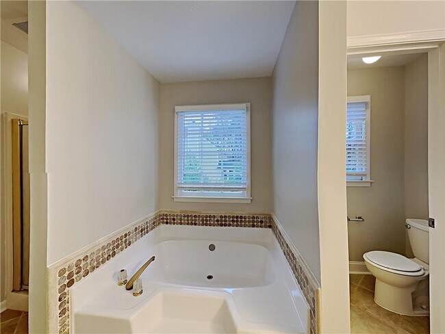 Building Photo - 820 Providence Dr