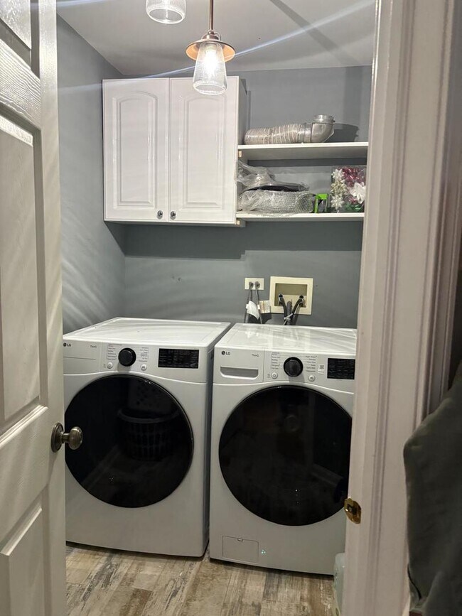 Building Photo - 1375 Burnett Dr