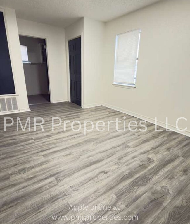 Building Photo - 3 Bedrooms / 1 Bathroom House