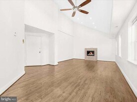 Building Photo - 723 S Charles St