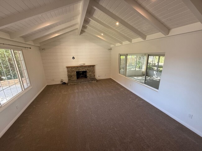 Building Photo - 4 Bedroom Home for Rent in Santa Clarita!