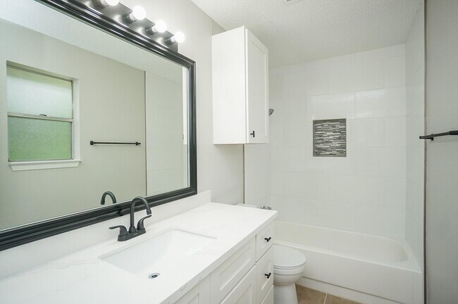 Building Photo - 10834 Parkland Woods Dr