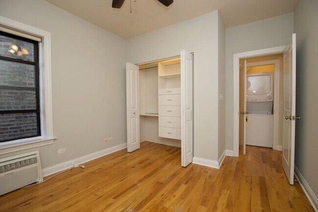 Building Photo - 745 W Addison St