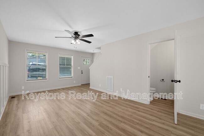 Building Photo - 174 Oak St