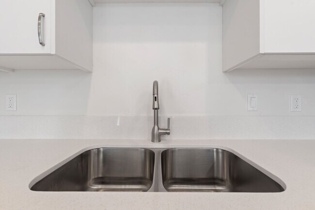 Building Photo - "Discover Comfort & Style: Spacious 3-Bed,...
