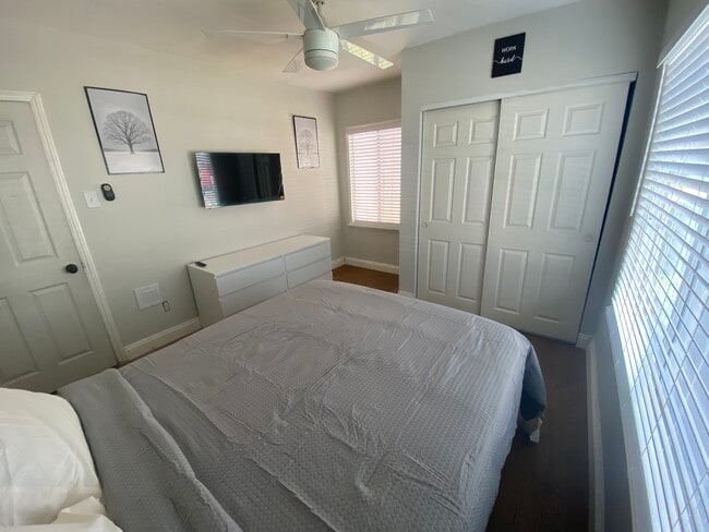 Building Photo - 636 E 121st Pl