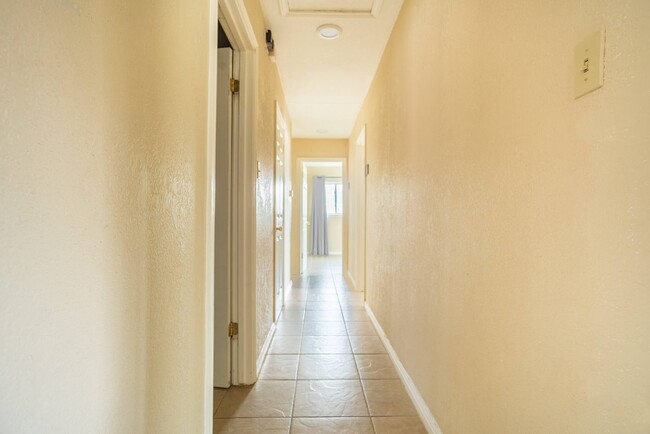 Building Photo - Queen room in 4-bed/2.0-bath Home