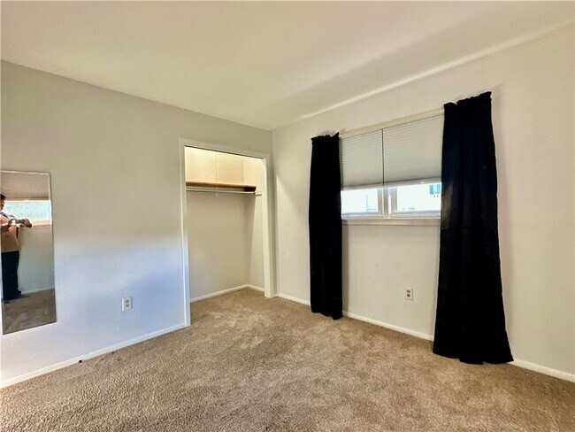 Building Photo - 406 Sharr Ave