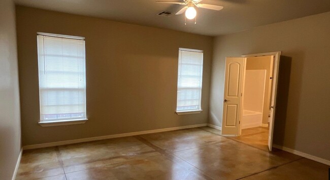 Building Photo - 2 bedroom, 2 bath in the Plaza District