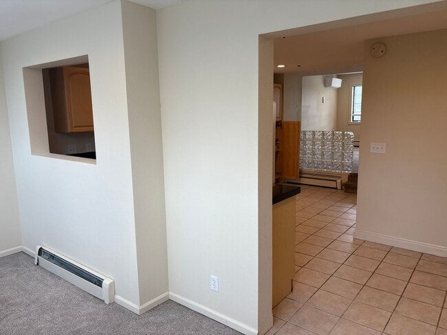 Building Photo - Top Floor 2 Bed 1.5 Bath Two Story Condo I...