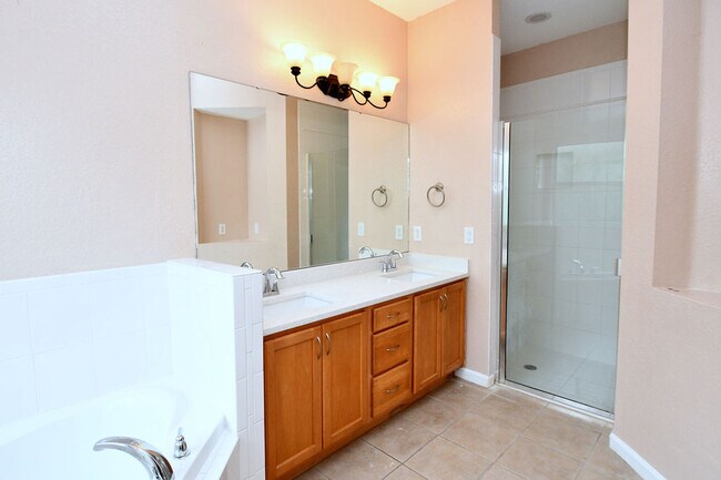 Primary Bathroom - 2881 Fontainebleau Ave SE