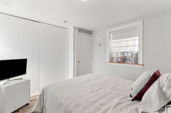 Building Photo - 36 Cottage St