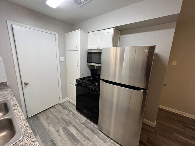 Building Photo - 408 Bluebell St