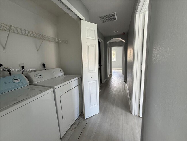 Building Photo - 1586 SE 27th Ct