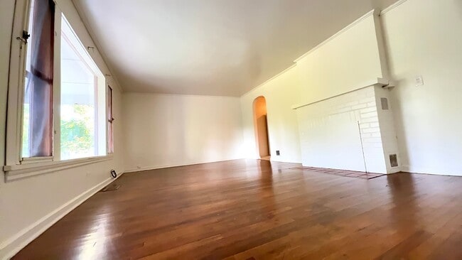 Building Photo - AVAILABLE JANUARY 2026 TILL JULY 2026