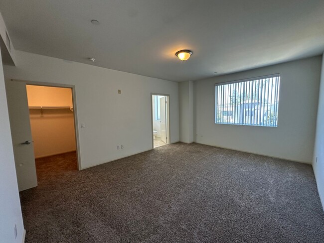 Building Photo - Available Low Income Unit - 2bed2bath cond...