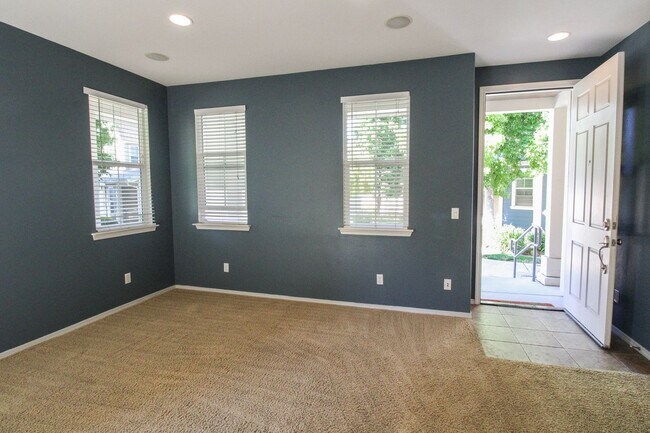 Building Photo - 4 bedroom 2.5 bathroom condo in Broad Street Village Complex