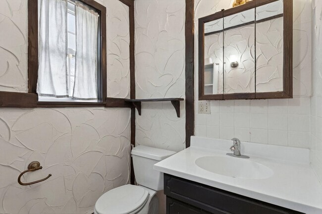 Building Photo - 178 Exeter Rd