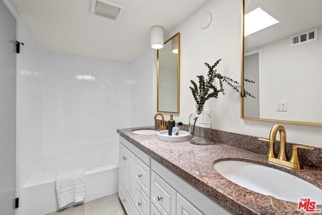 Building Photo - 3516 Vía Dolce