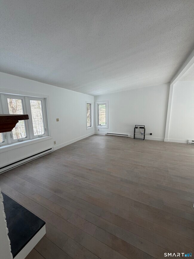 Building Photo - 410 Old Tolland Turnpike