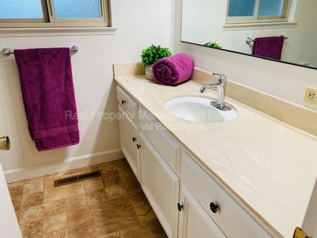 Building Photo - 1055 W Fremont Ave