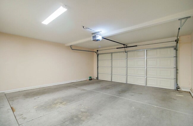 Building Photo - 1350 W Pelican Ct