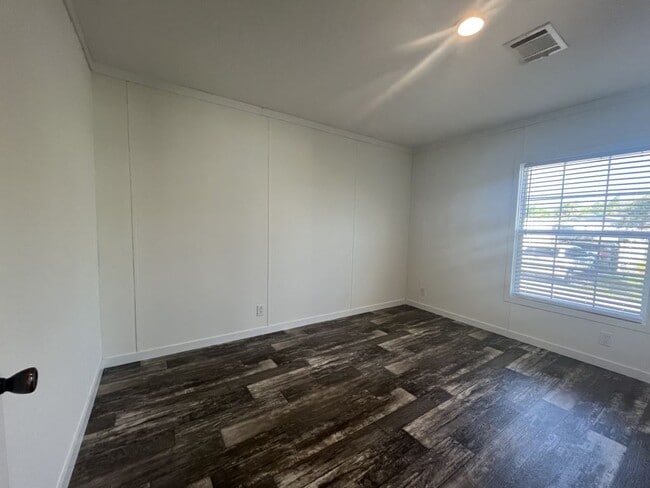 Building Photo - 261 Mongoose Ln