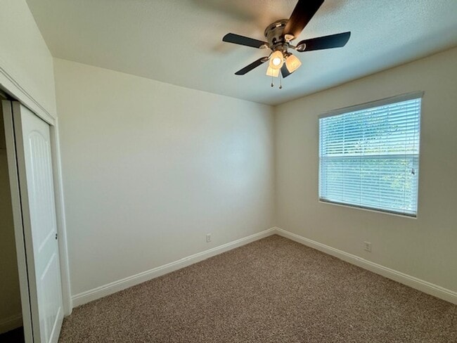Building Photo - Beautiful Spacious 5 Bedroom Home located ...